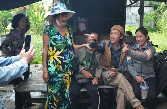  NSƯT Hoài Linh chụp ảnh lưu niệm cùng khán giả. 