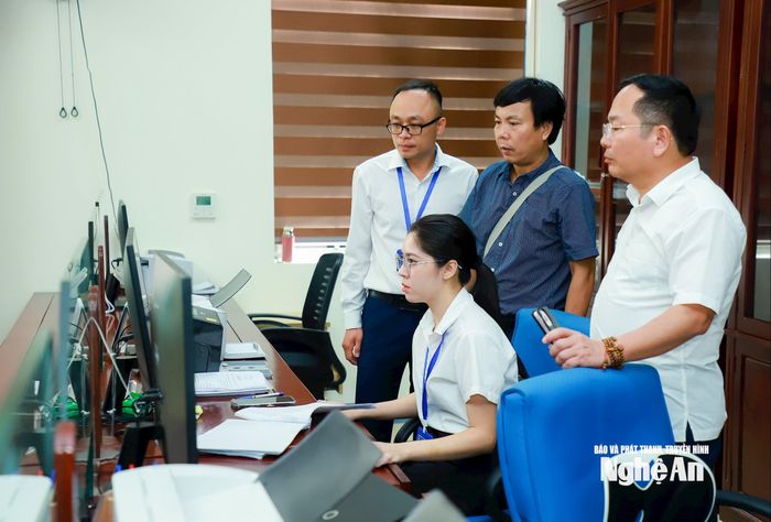 Cán bộ Trung tâm Phục vụ hành chính công phường Thành Vinh thao tác trên hệ thống dịch vụ công. Ảnh: Thành Duy