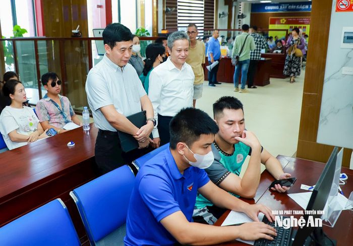 Lực lượng đoàn viên hỗ trợ người dân khi đến thực hiện thủ tục. Ảnh: Thành Duy
