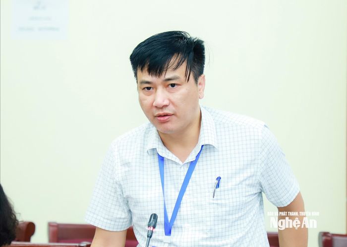 Đồng chí Nguyễn Quang Vinh - Ủy viên Ban Thường vụ Đảng ủy, Phó Chủ tịch UBND phường, Giám đốc Trung tâm Phục vụ hành chính công phường Thành Vinh báo cáo tại cuộc làm việc. Ảnh: Thành Duy