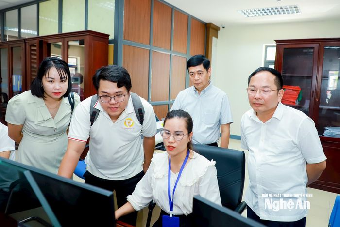 Đoàn kiểm tra việc thực hiện quy trình tiếp nhận hồ sơ tại Trung tâm Phục vụ hành chính công phường Thành Vinh. Ảnh: Thành Duy