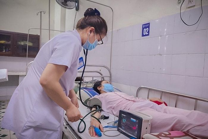 Điều trị cho bệnh nhân mắc liên cầu lợn ở thành phố Huế. Ảnh: TTXVN