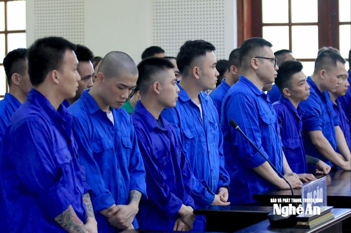 Các bị cáo trong đường dây lừa đảo bị đưa ra xét xử tại phiên tòa. Ảnh: Tiến Đông