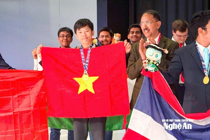 Phút vinh quang của Nguyễn Thế Quân khi nhận Huy chương Vàng Olympic Vật lý quốc tế năm 2025. Ảnh: NVCC