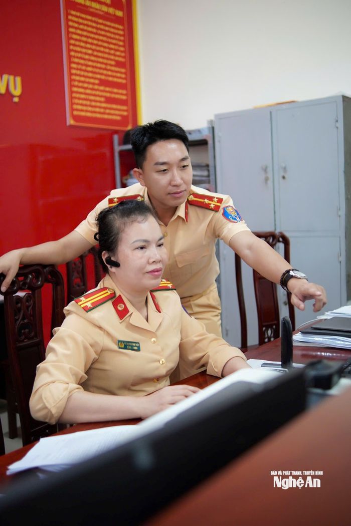 Cán bộ Đội Xử lý thuộc Phòng CSGT, Công an tỉnh Nghệ An tiếp nhận hình ảnh vi phạm giao thông do người dân cung cấp. Ảnh: P.V