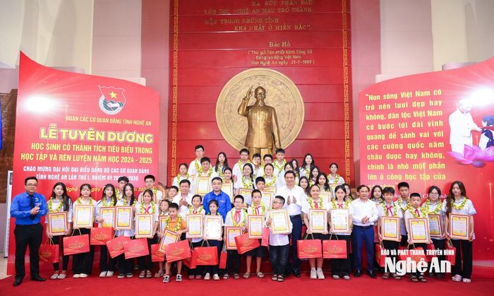 Ban Tổ chức trao Giấy khen, phần thưởng cho 47 học sinh có thành tích cao trong học tập và rèn luyện. Ảnh: Thành Cường