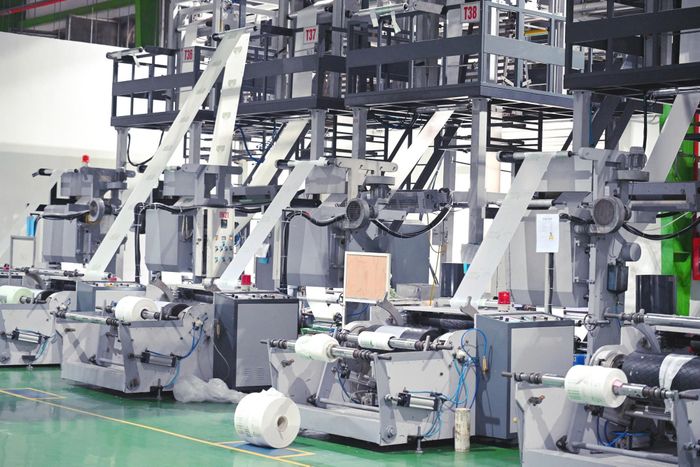 Nhìn chung với mức thuế suất 20%, các nhà đầu tư nước ngoài sẽ có tâm lý thận trọng, cân nhắc kỹ lưỡng và quan sát động thái, tình hình hoạt động sản xuất, kinh doanh và đầu tư tại Việt Nam. (Ảnh: Vietnam+)