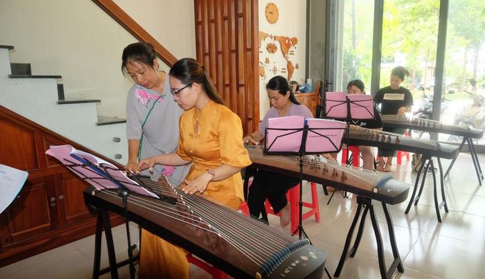  Cô giáo Hòa Diễm đang chỉ học viên kỹ thuật láy dây đàn. Ảnh: Ngọc Nhuận 