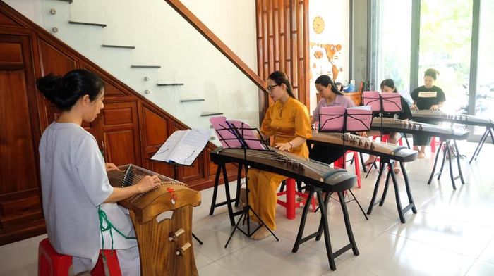  Với niềm đam mê, sự kiên trì, lớp học đàn cổ tranh của chị Hòa Diễm dần được nhiều người tìm đến. Ảnh: Ngọc Nhuận 