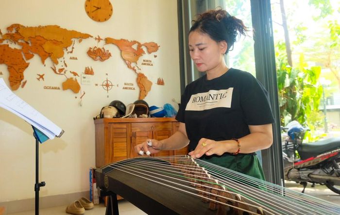  Là người làm công việc văn phòng, chị Ngô Thị Thu Hương (phường Quy Nhơn) theo học đàn cổ tranh như cách giải tỏa những căng thẳng trong công việc. Ảnh: Ngọc Nhuận 