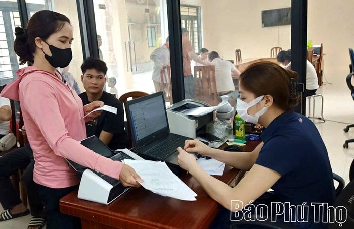Công chức Nguyễn Thị Nhi tiếp nhận hồ sơ thuộc lĩnh vực phụ trách