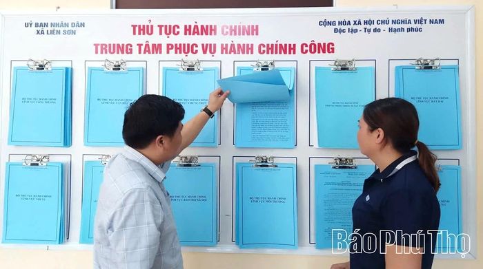 Các thủ tục hành chính được niêm yết công khai tại Trung tâm Phục vụ hành chính công xã Liên Sơn thuận tiện cho người dân tìm hiểu