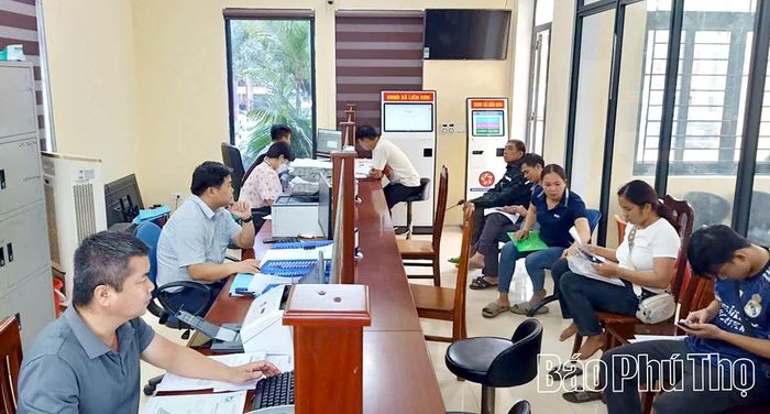 Người dân đến giao dịch hành chính tại Trung tâm Phục vụ hành chính công xã Liên Sơn