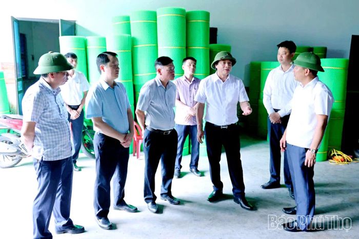 Phó Chủ tịch UBND tỉnh Nguyễn Mạnh Sơn thăm cơ sở sản xuất kinh doanh tại Cụm công nghiệp Yên Đồng, xã Tam Hồng.