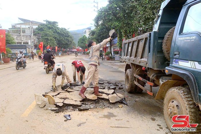 Công nhân Chi nhánh đô thị Sông Mã khắc phục nền đường bị bong tróc do mưa lũ gây ra.