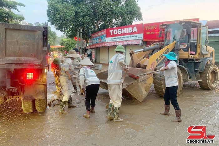 Công nhân Chi nhánh đô thị Sông Mã hót dọn bùn đất các tuyến đường ở xã Sông Mã.