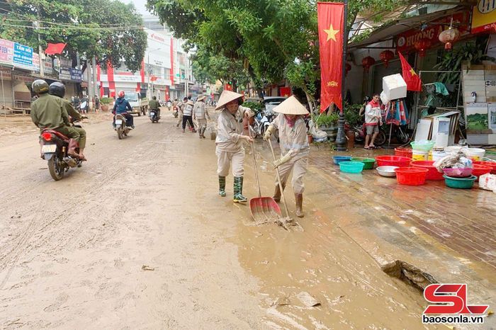 Công nhân Chi nhánh đô thị Sông Mã hót dọn bùn đất các tuyến đường ở xã Sông Mã.