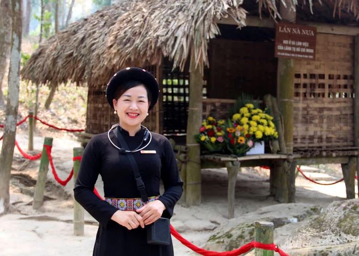 Chị Lò Thị Tâm, hướng dẫn viên du lịch Bảo tàng ATK Tân Trào.