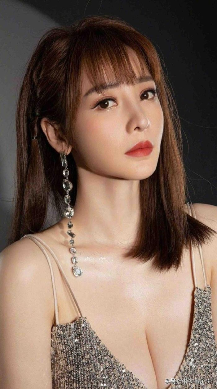 Lưu Diệc Nghiên đã được “phát hiện” như một người mẫu cách đây hơn 20 năm và sau đó xây dựng thành công sự nghiệp trong lĩnh vực truyền hình. Ảnh: Weibo