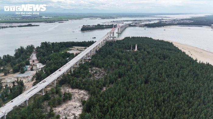 Dự án được khởi công từ cuối tháng 3/2022, có chiều dài hơn 7,7km, trong đó phần cầu dài khoảng 2,36km, được đánh giá là cầu vượt cửa biển dài nhất miền Trung. Công trình gồm 4 làn xe cơ giới và 2 làn xe thô sơ, đóng vai trò kết nối liên hoàn các tuyến ven biển, phục vụ phát triển hạ tầng, du lịch, đô thị của TP Huế.