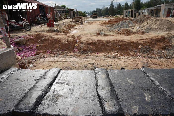 Việc đường dẫn khu vực phía Nam cầu vượt biển Thuận An thi công ì ạch ảnh hưởng nghiêm trọng đến khả năng hoàn thiện toàn tuyến và có thể chậm tiến độ so với mục tiêu đề ra. 
