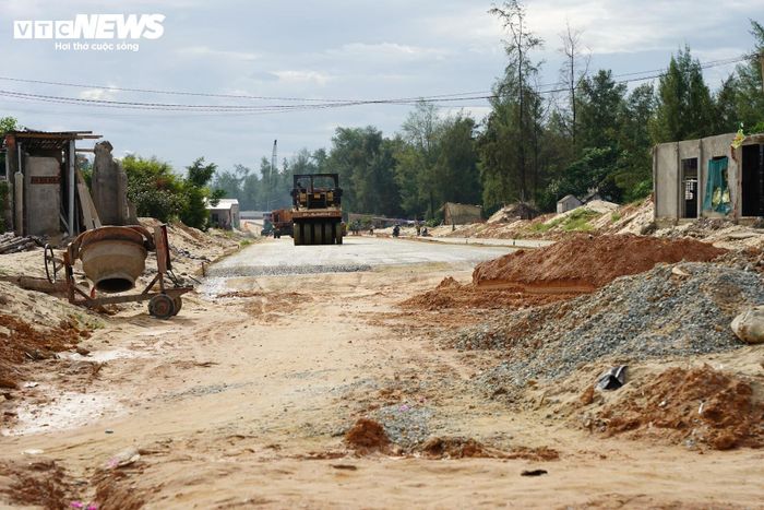 Ghi nhận tại đoạn đường dài hơn 2km vẫn chưa thể thi công đồng bộ, đơn vị thi công mới tiếp nhận và triển khai được khoảng 500 – 600m mặt bằng, trong khi đoạn còn lại hơn 1,6km vẫn chưa hoàn tất giải phóng mặt bằng.