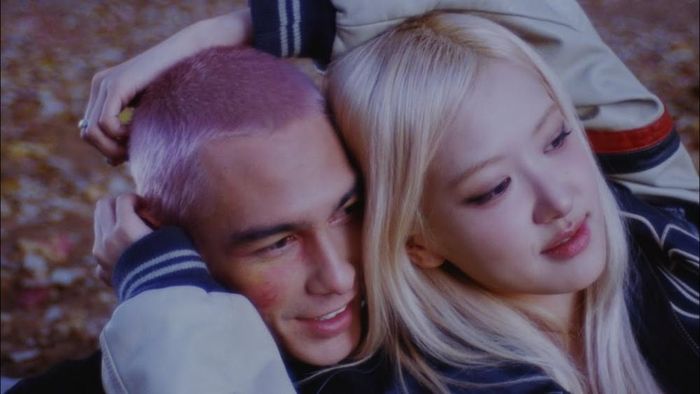 Một cảnh trong MV "Toxic Till The End"
