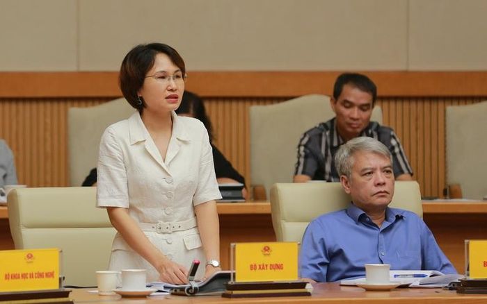 Đại diện Bộ Xây dựng báo cáo tại cuộc họp - Ảnh: VGP/Minh Khôi