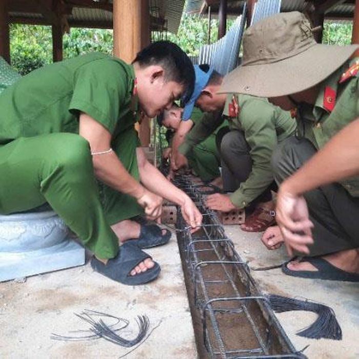 Lực lượng Công an xã hỗ trợ người dân xây dựng nhà mới.