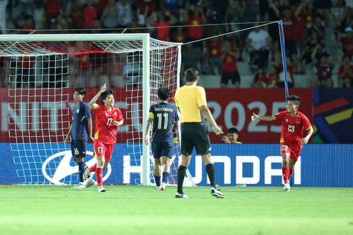 Niềm vui của Thu Thảo (số 17) sau khi ghi bàn mở tỷ số cho đội tuyển bóng đá nữ Việt Nam trong trận đấu với tuyển Thái Lan. Ảnh: MINH HOÀNG