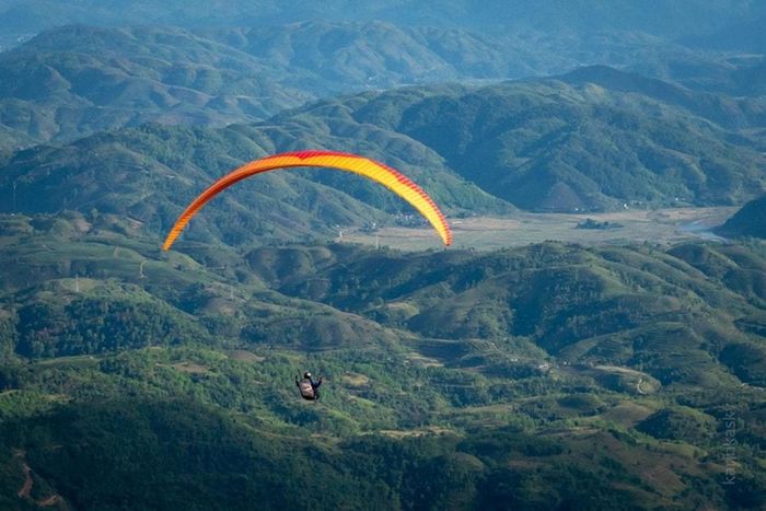 Bay dù lượn trên đỉnh Putaleng - một trải nghiệm hấp dẫn đối với du khách. Ảnh: TL