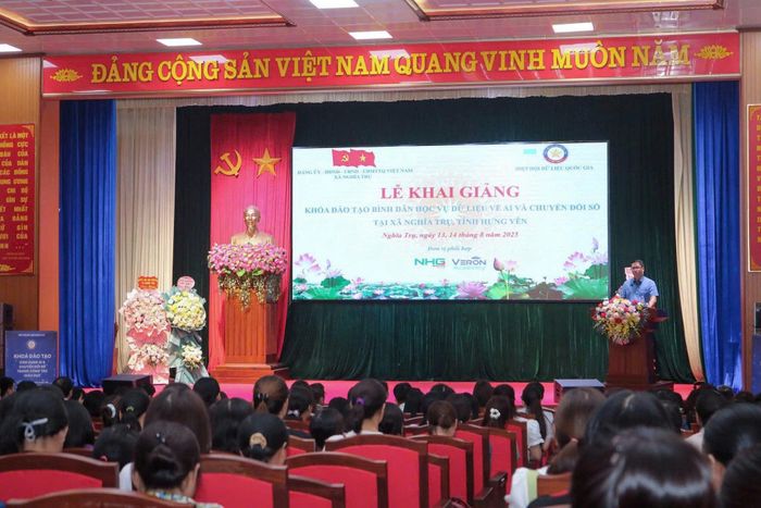 Khóa đào tạo ứng dụng AI và chuyển đổi số trong công tác giáo dục thu hút 200 người học là cán bộ quản lý và tổ trưởng bộ môn các trường tại địa phương