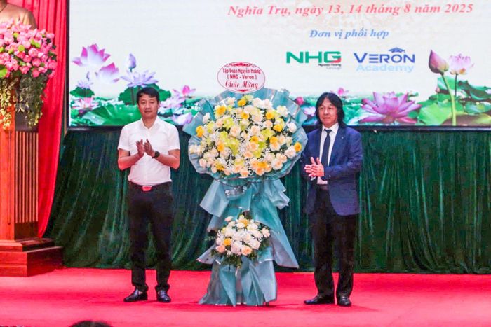 Ông Hoàng Quốc Việt – Chủ tịch Tập đoàn Nguyễn Hoàng, Phó Chủ tịch Hiệp hội Dữ liệu Quốc Gia tặng hoa chúc mừng Lễ khai giảng