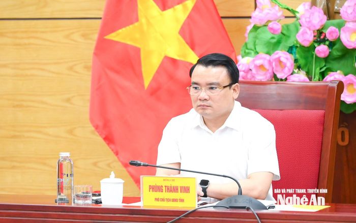 Đồng chí Phùng Thành Vinh - Ủy viên BCH Đảng bộ tỉnh, Phó Chủ tịch UBND tỉnh chủ trì hội nghị tại điểm cầu Nghệ An. Ảnh: Thành Cường