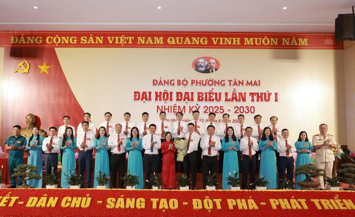 Ban Chấp hành Đảng bộ phường Tân Mai khóa I, nhiệm kỳ 2025 - 2030 nhận nhiệm vụ. Ảnh: Mạnh Hùng