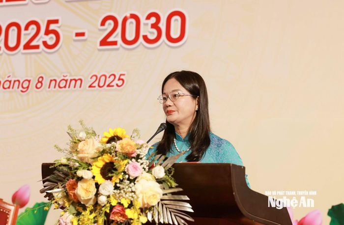 Đồng chí Nguyễn Thị Hương - Phó Bí thư Đảng ủy, Chủ tịch UBND phường Tân Mai phát biểu tại đại hội. Ảnh: Mạnh Hùng