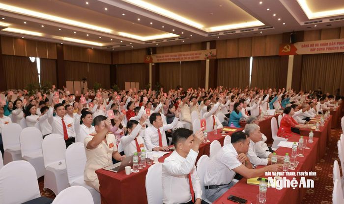 Các đại biểu biểu quyết thông qua Dự thảo Nghị quyết đại hội. Ảnh: Mạnh Hùng