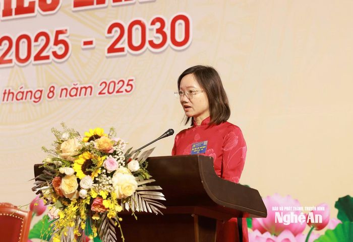 Đồng chí Thái Thị An Chung - Ủy viên Ban Chấp hành Đảng bộ tỉnh, Phó Trưởng Đoàn chuyên trách Đoàn ĐBQH tỉnh phát biểu tại đại hội. Ảnh: TL
