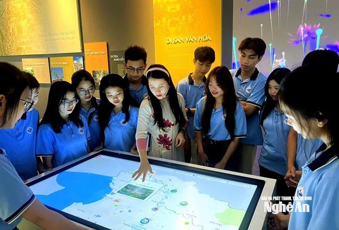 Đến Nghệ An, mời bạn tham quan Bảo tàng Nghệ An - Xô Viết Nghệ Tĩnh. Nơi đây bảo tồn, phát huy giá trị các di sản lịch sử - văn hóa tiêu biểu của tỉnh, trong đó nhấn mạnh đến giá trị lịch sử của cao trào Xô Viết Nghệ Tĩnh 1930 - 1931. Ảnh: Q.An