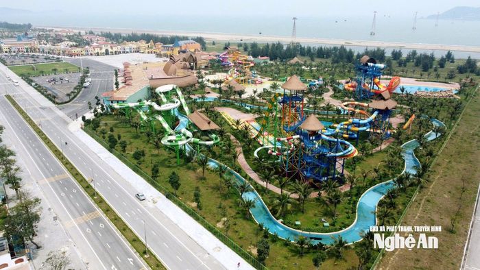 VinWonders Cửa Hội tọa lạc ngay bãi biển Cửa Lò thơ mộng. Nơi đây có hàng loạt trò chơi lý thú, đặc biệt có tuyến cáp treo ra đảo Song Ngư sẽ giúp bạn có thêm những trải nghiệm thú vị. Ảnh: Quang An