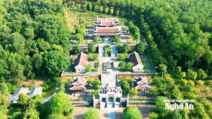 Đền Chung Sơn tọa lạc phía Nam núi Chung, thuộc xã Kim Liên (Nam Đàn), được khởi công xây dựng từ năm 2012, với tổng diện tích 83,63 ha, bao gồm 18 hạng mục. Đây là nơi gọi nhắc những năm tháng ấu thơ, cội nguồn tâm hồn, trí tuệ Hồ Chí Minh. Ảnh: Xuân Hoàng