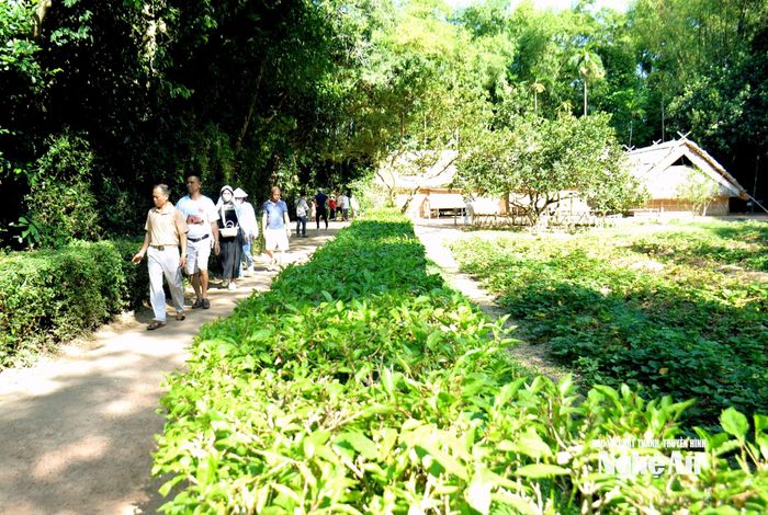 Nếp nhà tranh giản dị lưu giữ nhiều kỷ vật của gia đình Chủ tịch Hồ Chí Minh và gắn bó với quãng đời niên thiếu của Người. Trong ảnh: Quê nội của Chủ tịch Hồ Chí Minh. Ảnh: Xuân Hoàng