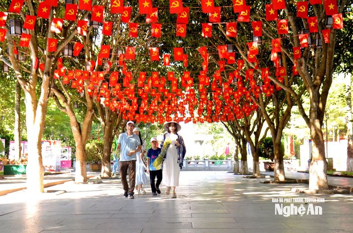 Nhiều gia đình ở các địa phương ngoại tỉnh không quản ngại xa xôi, hàng năm vẫn hành hương về Quê Bác. Ảnh: Xuân Hoàng