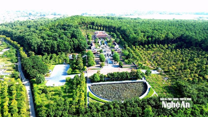 Về Kim Liên, sau khi tham quan khu di tích, bạn hãy sang đền Chung Sơn - ngôi đền thờ gia tiên của Chủ tịch Hồ Chí Minh để dâng hương và thưởng ngoạn phong cảnh. Ảnh: Xuân Hoàng