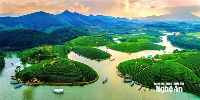 Nếu muốn hòa mình vào phong cảnh thiên nhiên, mời bạn đến với đảo Chè (trên địa bàn huyện Thanh Chương cũ) để du thuyền ngắm cảnh và thưởng thức sản vật của miền trung du. Ảnh: CSCC