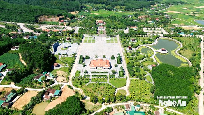Ngược Quốc lộ 15, bạn đến Khu Di tích Quốc gia Truông Bồn (huyện Đô Lương cũ) là một trong những "địa chỉ đỏ" để tham quan trong dịp Quốc khánh. Khu Di tích Quốc gia Truông Bồn gắn liền với chiến công và sự hy sinh anh dũng của 13 chiến sĩ Thanh niên xung phong ngày 31/10/1968. Về đây, bạn sẽ cảm nhận được sự linh thiêng và hiểu hơn về giá trị của cuộc sống hòa bình, độc lập. Ảnh: Xuân Hoàng