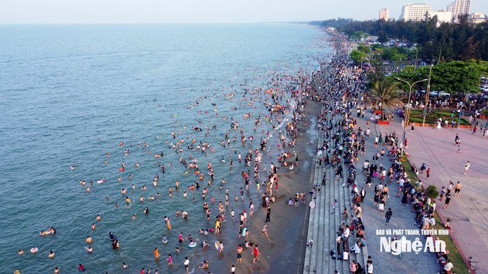 Nếu bạn thích tắm biển và thưởng thức hải sản, thì biển Cửa Lò sẽ là sự lựa chọn lý tưởng. Bạn sẽ có cảm giác thư thái khi rảo bước trên bờ cát hay vẫy vùng giữa làn nước trong xanh. Ngoài ra, bạn có thể dành thời gian khám phá các di tích lịch sử, nét đẹp văn hóa của các làng chài ven biển. Ảnh: Quang An