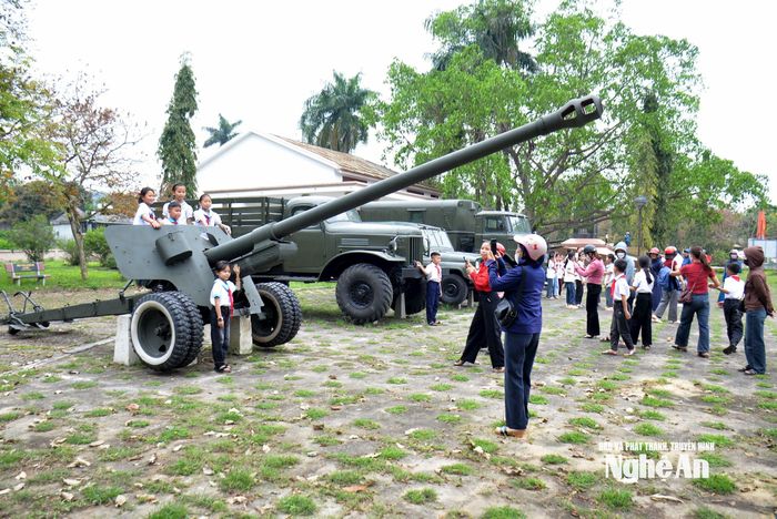 Vừa qua, tại khuôn viên Di tích lịch sử Cột mốc số 0 - đường Hồ Chí Minh trưng bày, bổ sung, giới thiệu đến công chúng nhiều phương tiện vận tải và vũ khí từng được sử dụng trong cuộc kháng chiến chống Mỹ cứu nước. Đây không chỉ là những hiện vật có giá trị lịch sử, mà còn là minh chứng sống động về tinh thần chiến đấu anh dũng của quân và dân ta trên tuyến đường Trường Sơn huyền thoại. Ảnh: Xuân Hoàng
