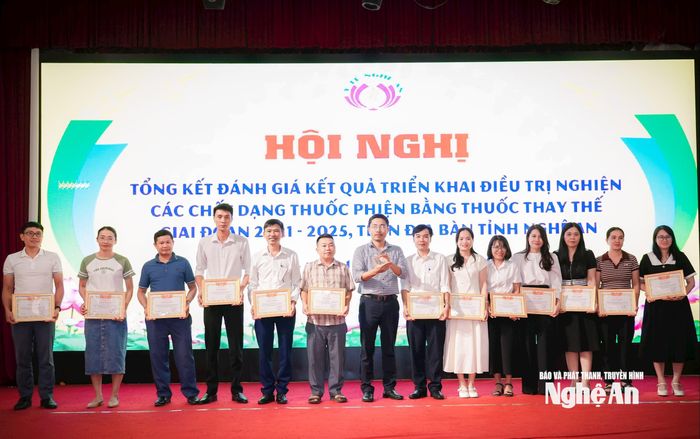Sở Y tế khen thưởng 15 cá nhân có thành tích xuất sắc trong công tác điều trị nghiện các chất dạng thuốc phiện bằng thuốc thay thế giai đoạn 2021-2025. Ảnh: Thành Chung