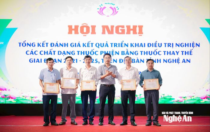 Sở Y tế khen thưởng 5 tập thể có thành tích xuất sắc trong công tác điều trị nghiện các chất dạng thuốc phiện bằng thuốc thay thế giai đoạn 2021-2025. Ảnh: Thành Chung